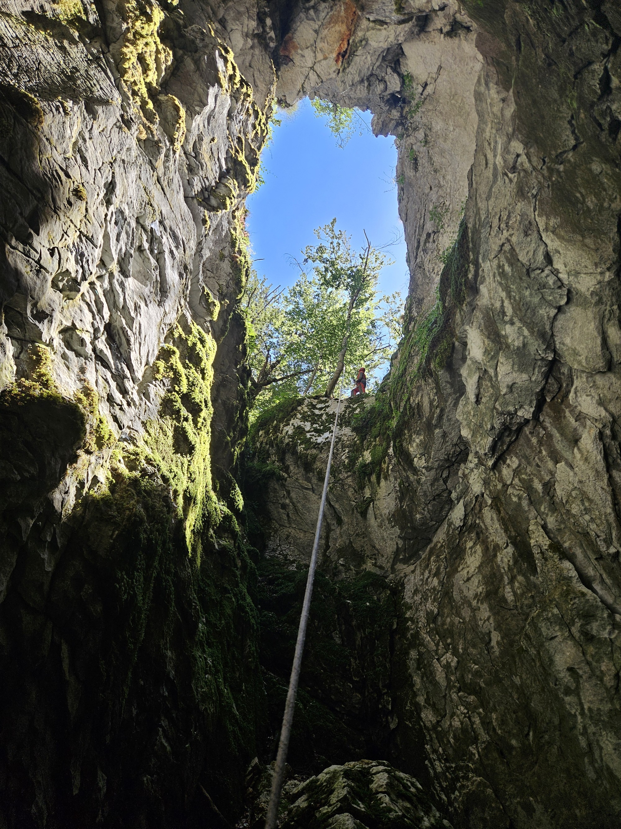 Kétlyukú: bejárati akna