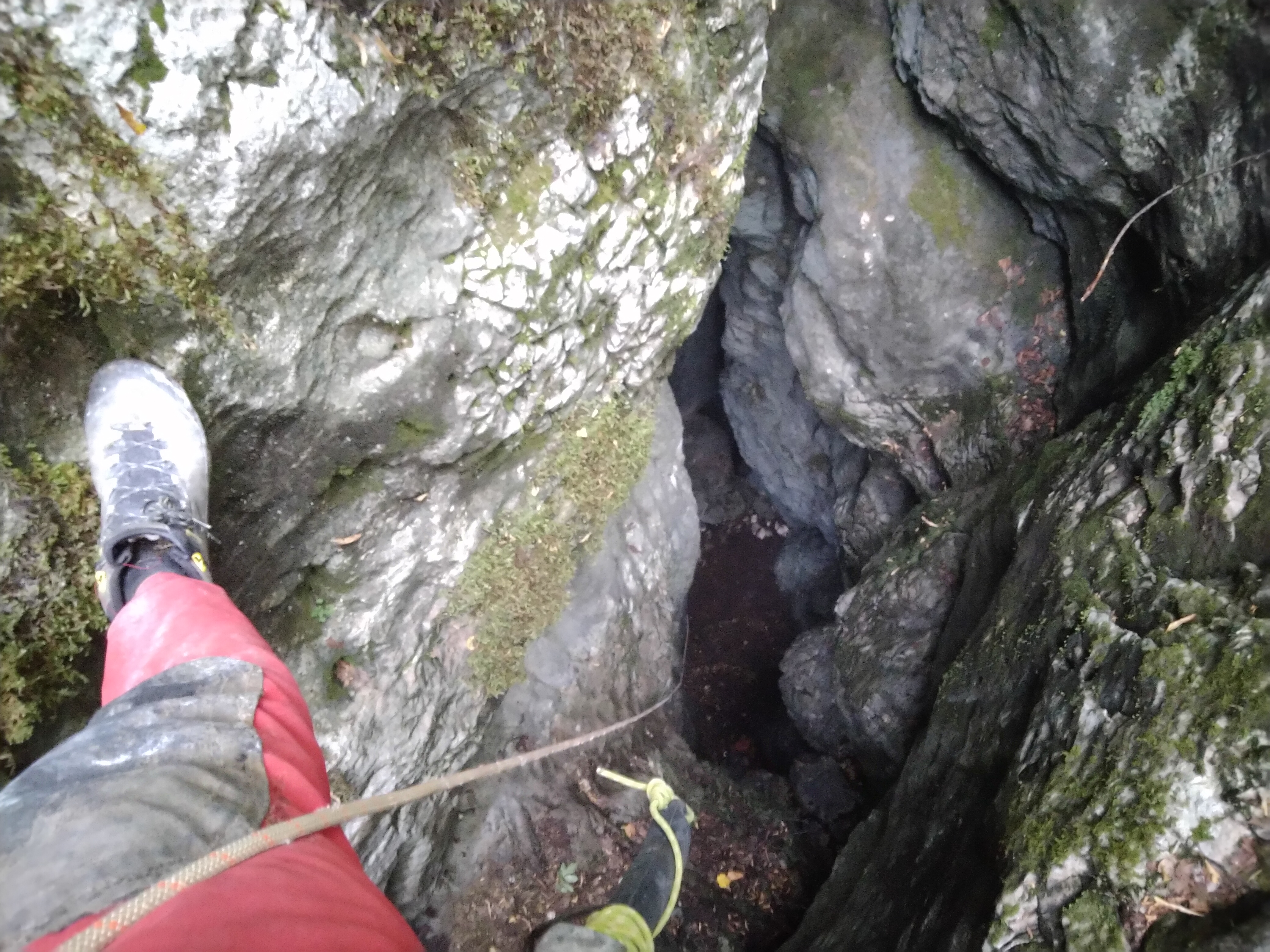 Bejárati akna a párkány felett