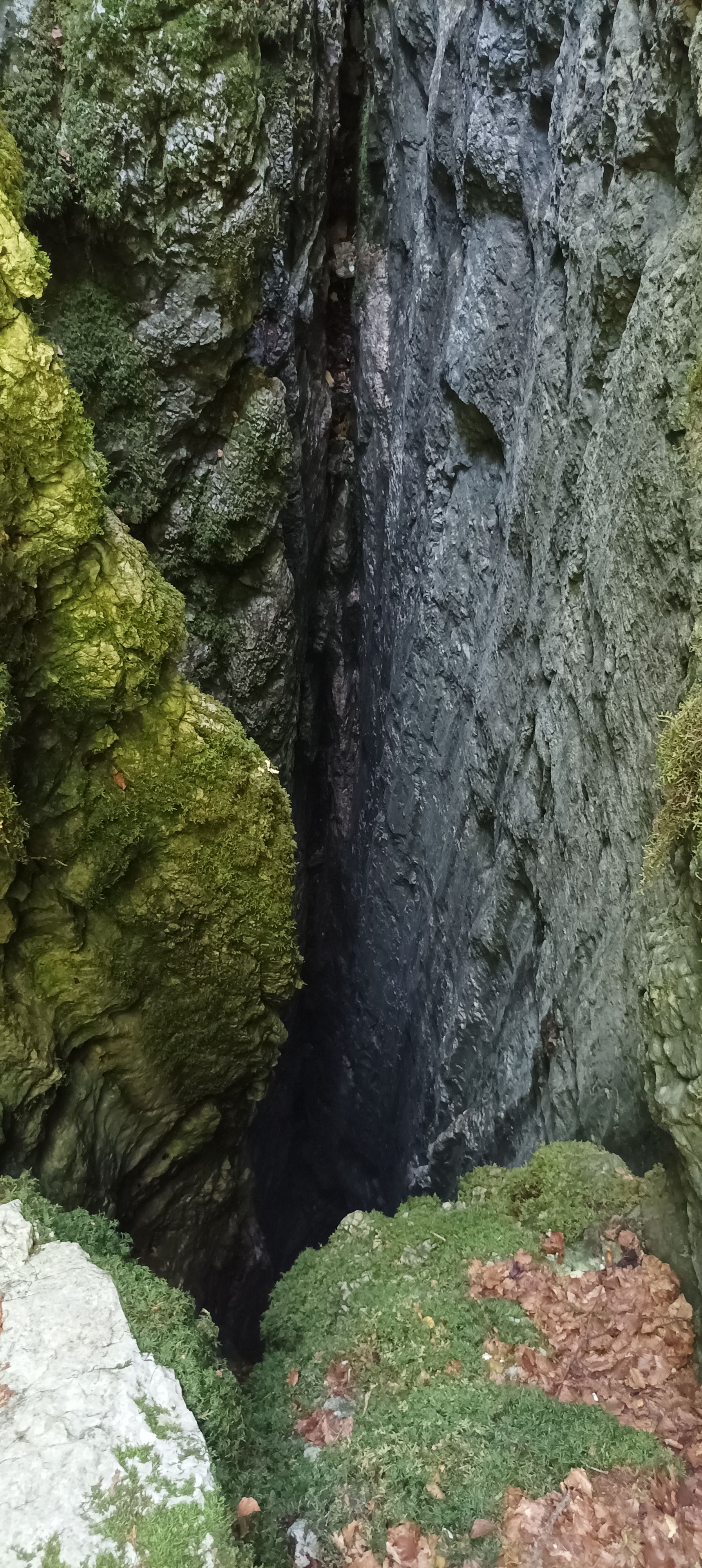 2-es számú bejárati akna