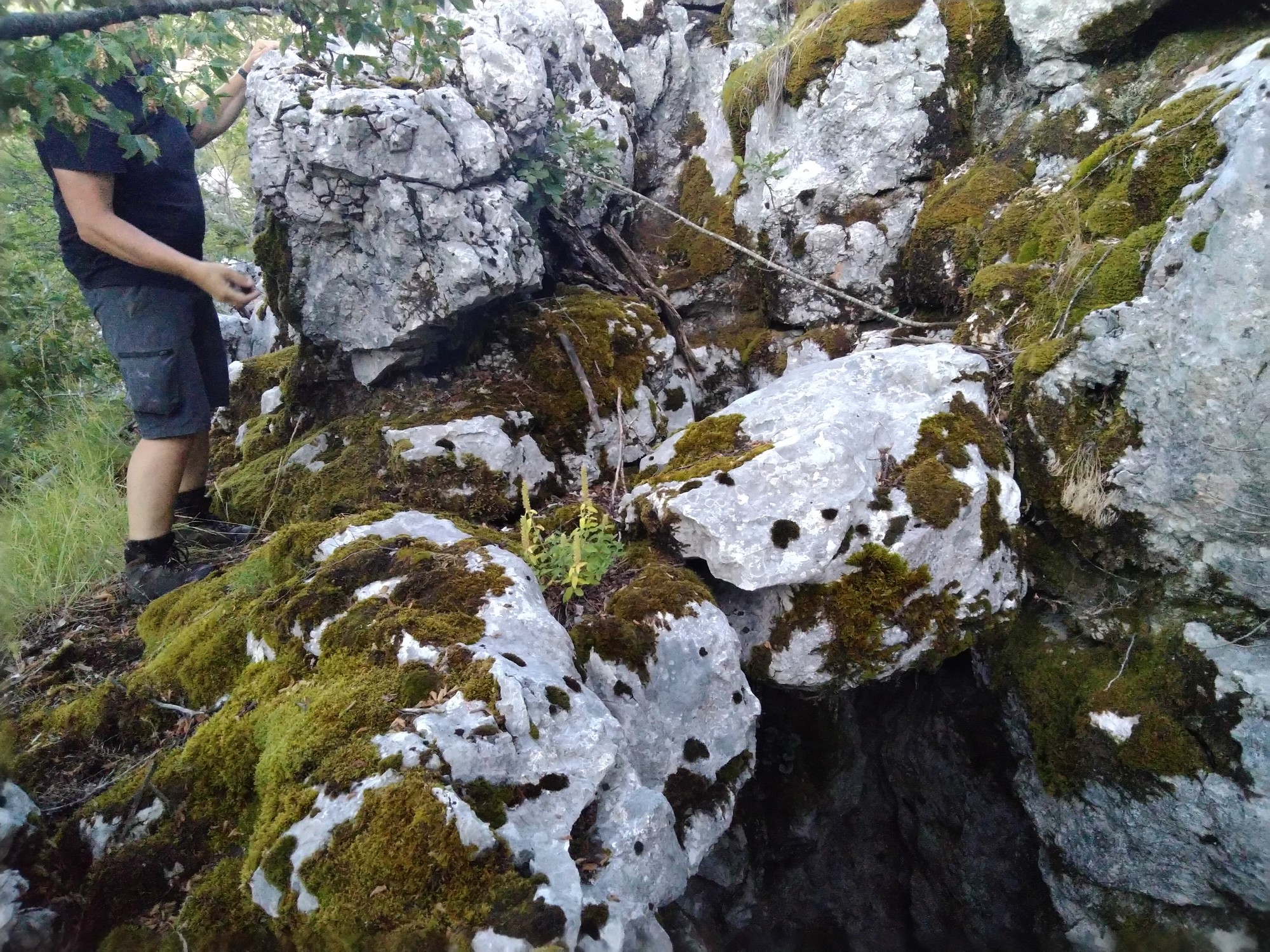 Kismacskás bejárat, barlangász méretaránnyal