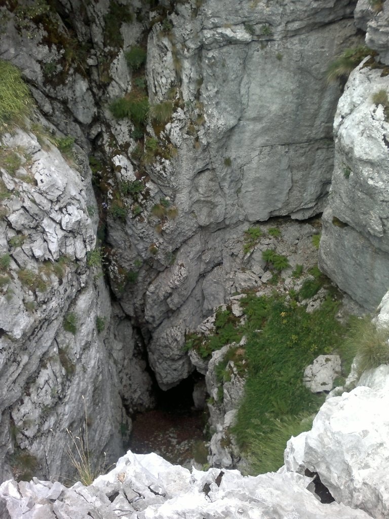 A zsomboly látványa egy oldalsó peremről