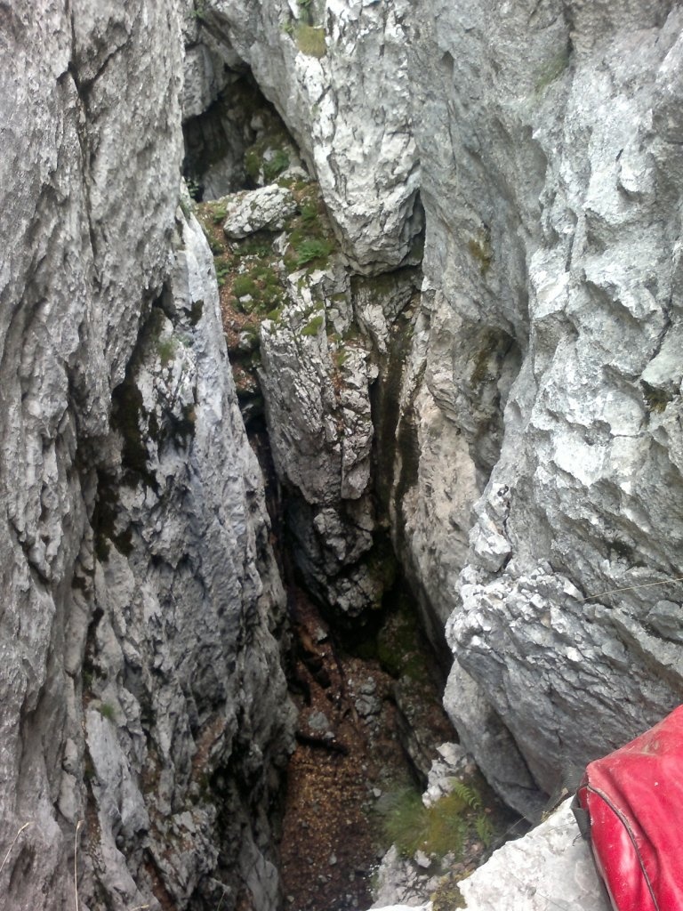 Az alsó peremtől lefelé és oldalra nézve