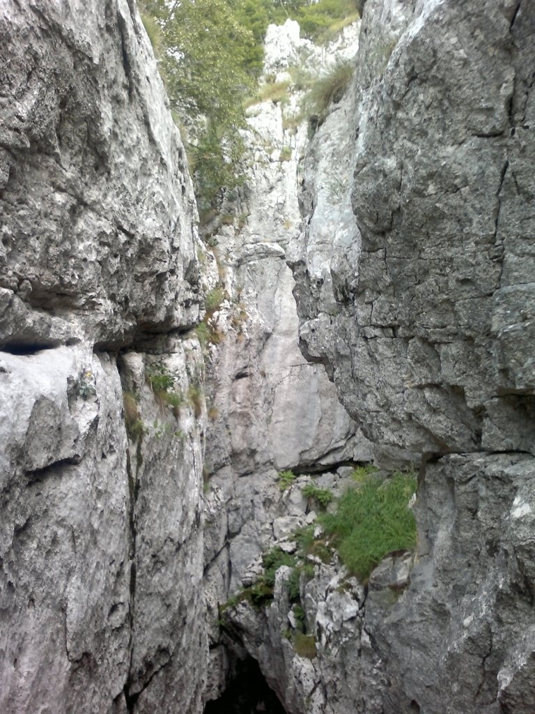 Az alsó peremtől a felső felé nézve