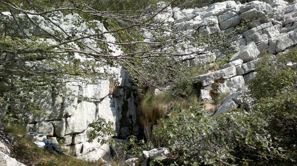 Kőbabás alatti hasadék