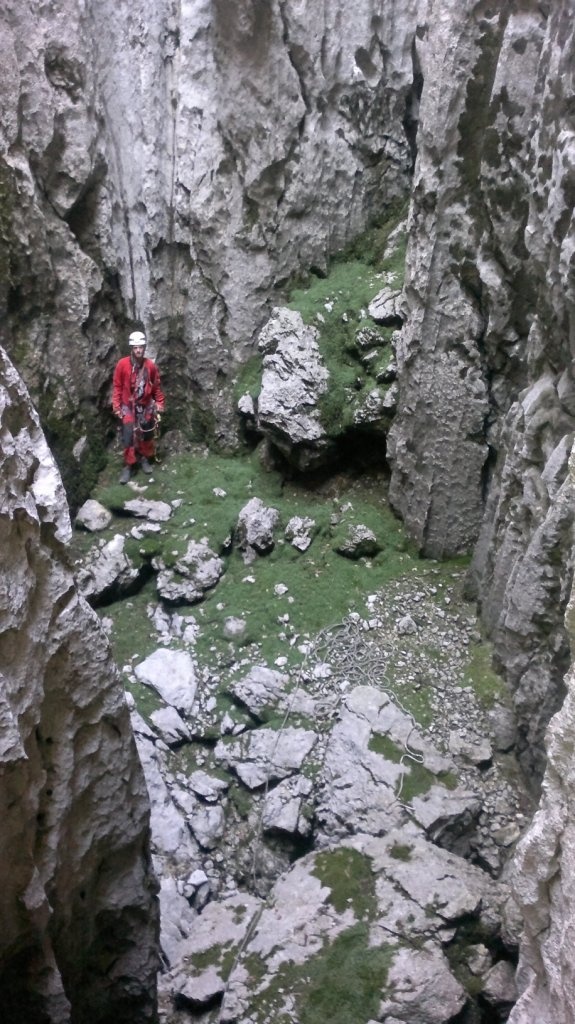 Túl az átjárón, az akna aljára nézve