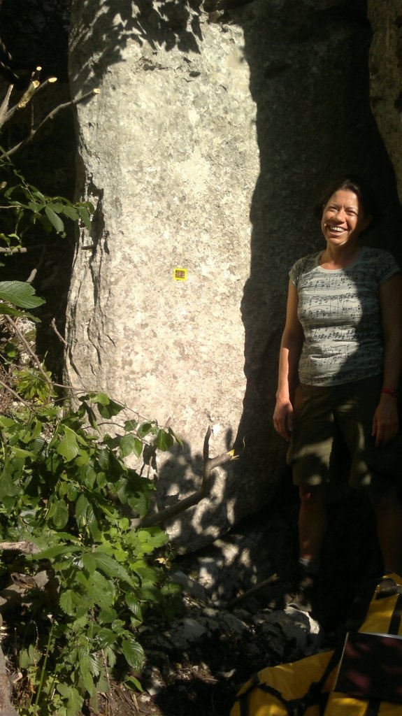 Réztábla az átjáró előtt