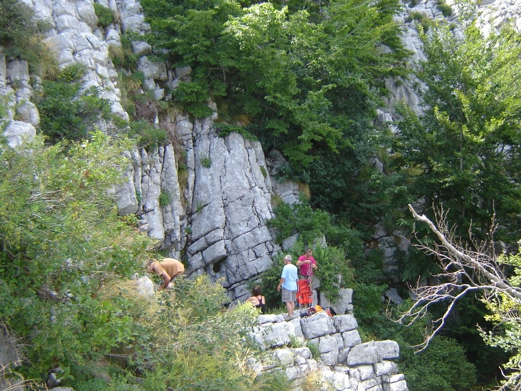 rétegpad mögötti akna