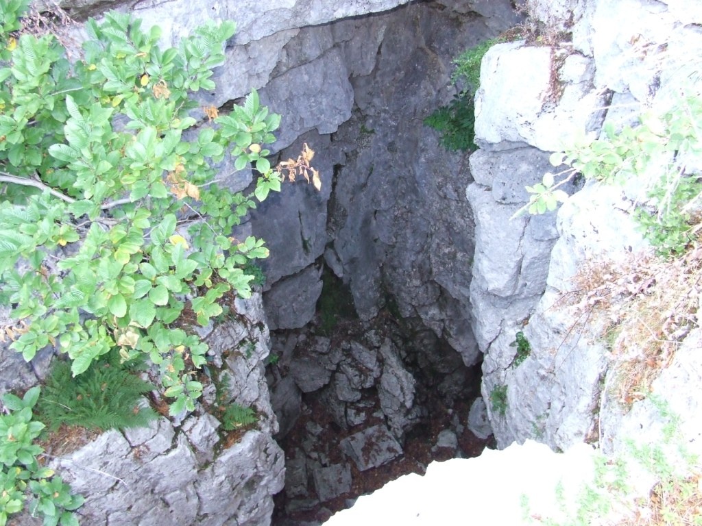 A sziklafal kitörése alá kanyarodás