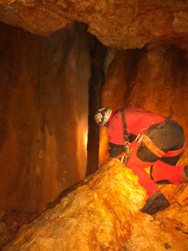 Cseppkőlefolyások közötti hasadék a terem jobb falán