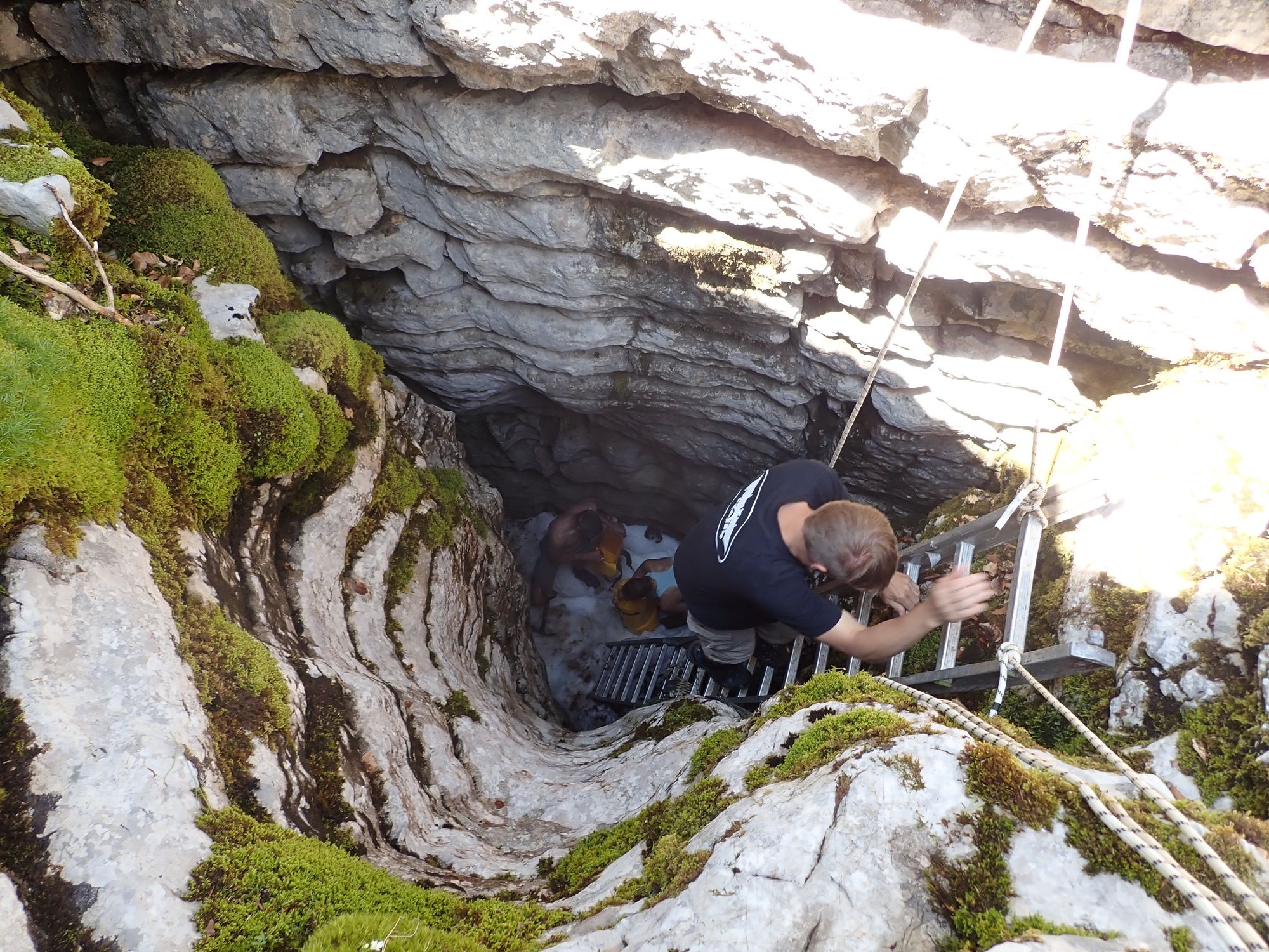 Letekintve az aknába