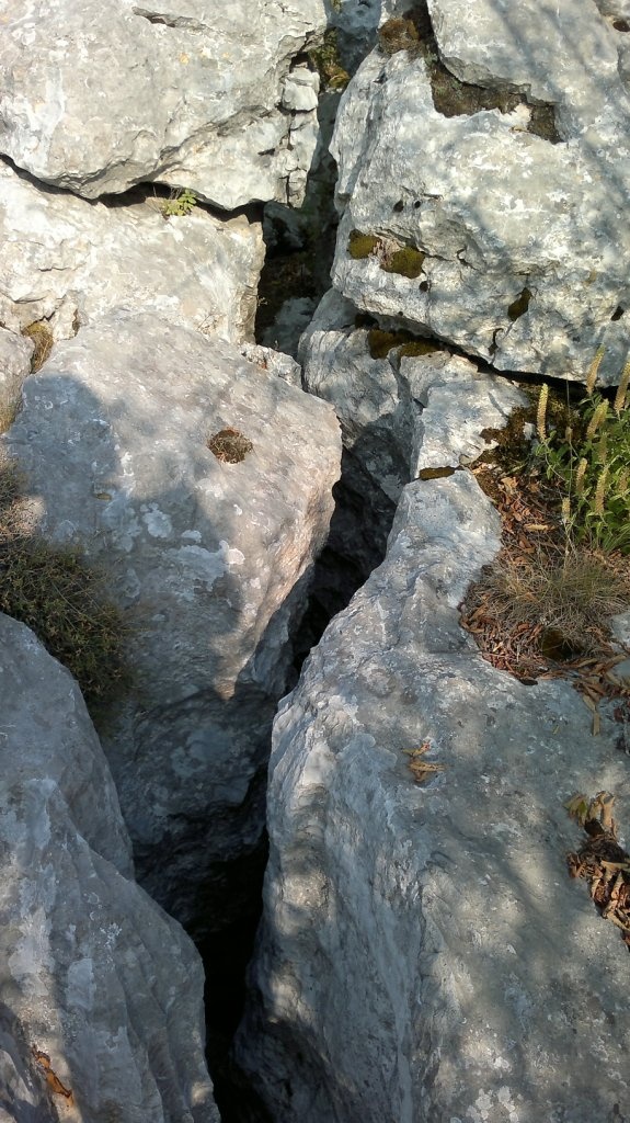 Felszínre került meanderhasadék a Fázós Kőtojás felső bejárata fölött