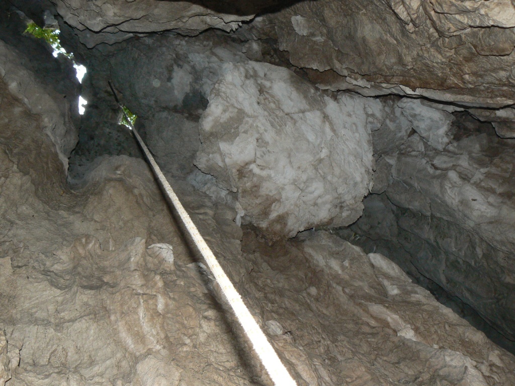 A bejárat alulról