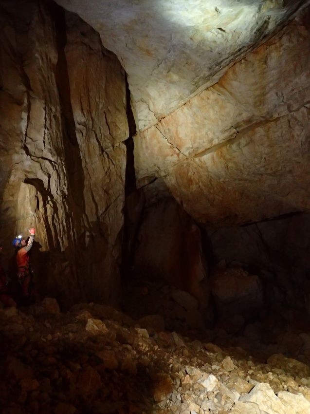 Törési vonal a kőzettömbök között