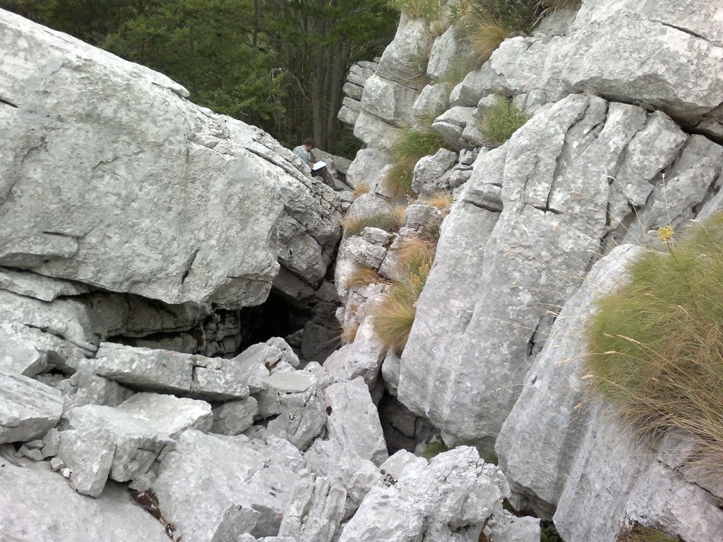 Az akna szájának egy részét omladék takarja